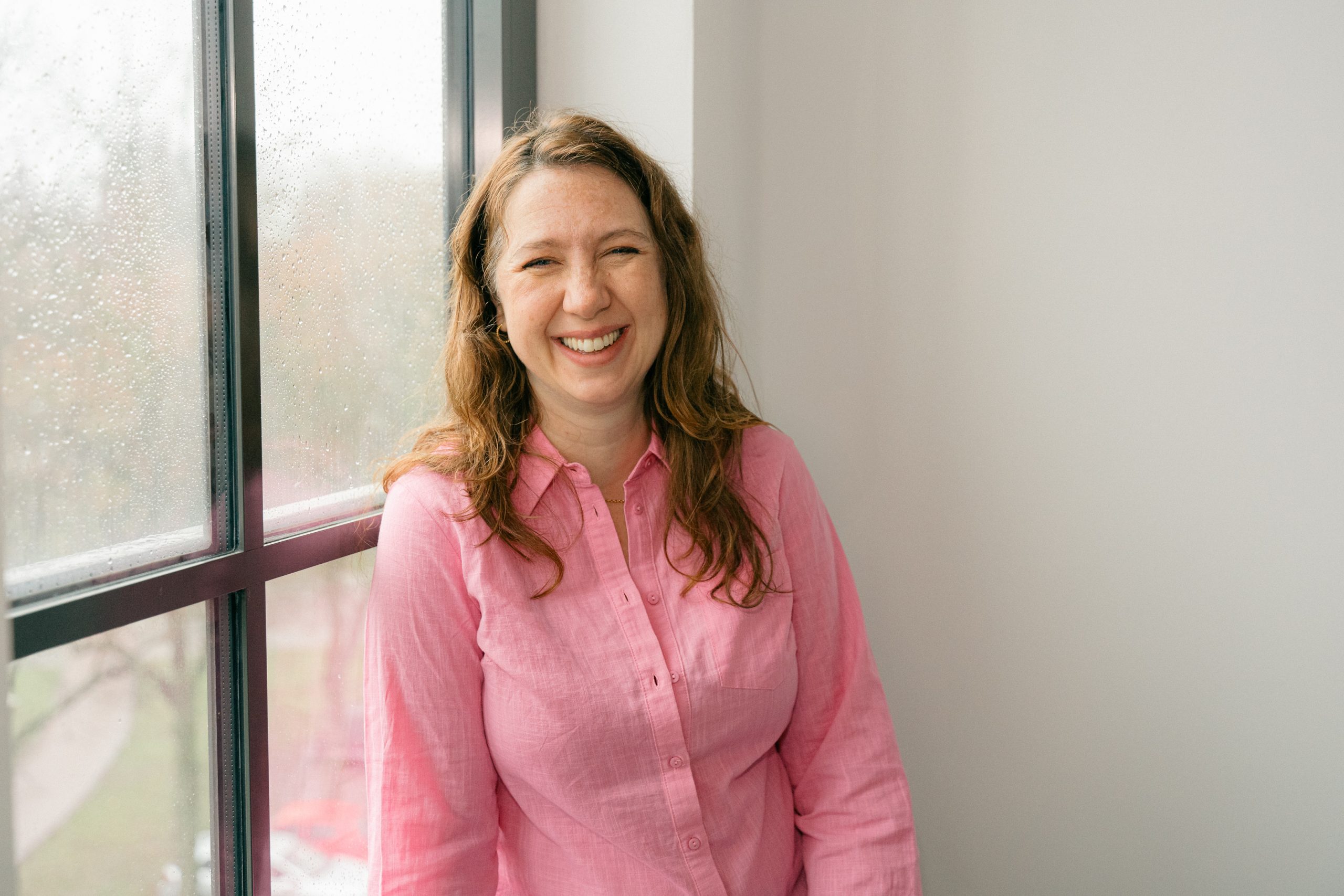 rachael forster headshot in amsterdam for therapy website